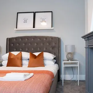 https://south-view-new-3-bed-modern-chester-house-close-to-city-centre.hotelsin-chester.com